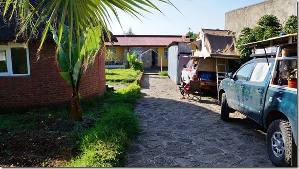 2377 John mit seine Dachzelt aufgestellt - Copy