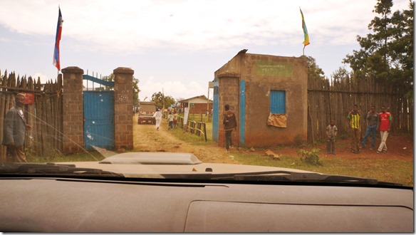 2417 der Eingang zur Schule