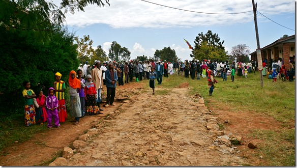 2422 die ganze Gegend kam zur Schule um die Minister pers&ouml;nlich zu sehen