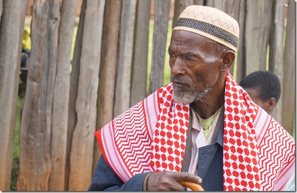 2470 ein Vater der sich f&uuml;r den Ministerbesuch herausgeputzt hat