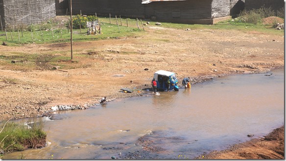 2541 B aber leider wird das Wasser nicht nur zu trinken verwendet sonder sogar um Tuck-Tuck's und Autos zu waschen im Fluss
