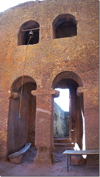 2614 der Durchgang zur n&auml;chsten Kirche