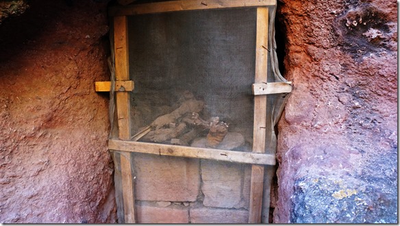 2643 eine Mumie in einer herausgeschlagenen Felsnische