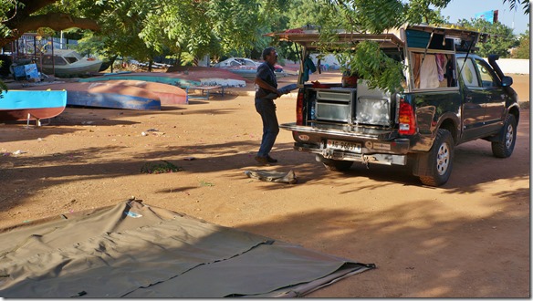 2740 Blue Nile Sailing Club tönt sehr exklusive, aber der Campingplatz ist der Parkplatz mit ein paar herumliegenden Booten