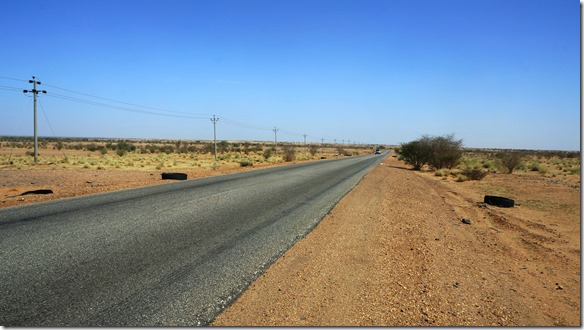 2746 aufgummierte Pneuteile liegen in rauhen Mengen links und rechts der Strasse
