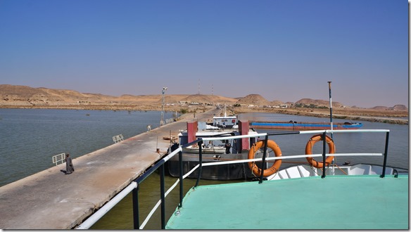 2768 nun sind wir auf der Fähre der grüne Platz wird unsere Schlafstätte werden in der kommenden Nacht (mit einem kleinen Bakschisch an den Käpten sind wir die Einzigen die diesen Platz nutzen dürfen)