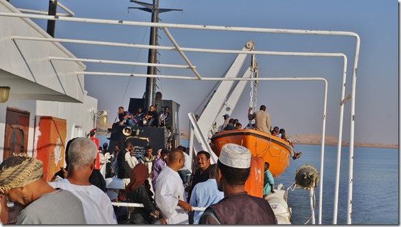 2775 alles belegt, selbst die Rettungsboote und der Kamin werden als Übernachtungsplatz ausgesucht