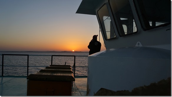 2785 am Morgen geht die Sonne im Osten = auf der andern Seite der Fähre wieder auf