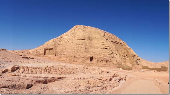 2795 hier sieht man das erste Mal die riesigen Figuren des Ramsen-Tempels