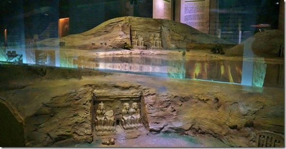 2844 Model der Abusimbel Tempel = wo sie unter Wasser ligen würden und wohin sie verschoben wurden