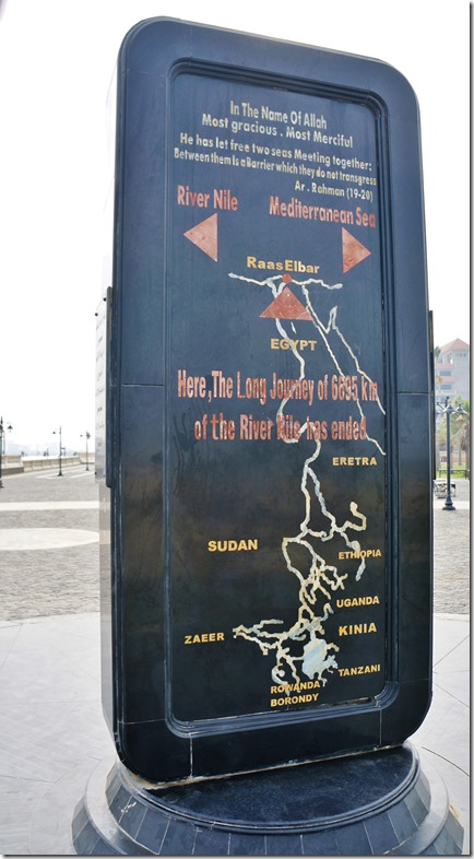 3020 hier nochmals ein Monument mit den in Stein gezeichneten Flussläuenf der beiden Nil und des Atbara