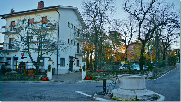 3049 das Hotel Valle di Banne steht gauz oben am Hang &uuml;ber Trieste und ist nur erreichbar &uuml;ber sehr schmale G&auml;sschen (falls man die flasche Ausfahrt nimmt)