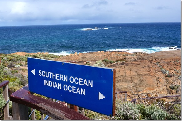 1142 die Trennlinie verl&auml;uft Oberkante Schild zu via Fels im Meer nach dem Horizont 