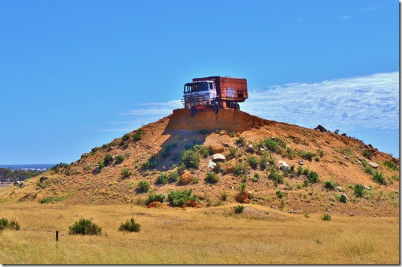 1290 auf dem Weg nach Albany. Ein LKW vermutlich nicht so parkiert, sondern auf einfache Art entsorgt