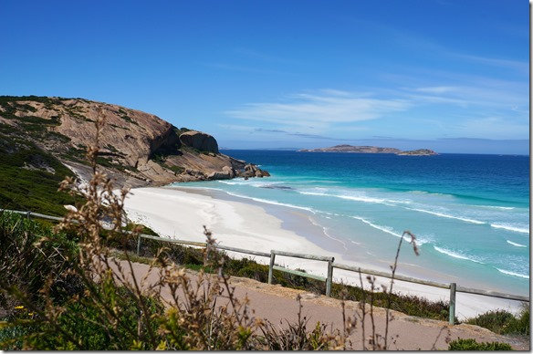 1301 auf dem Great-Ocean-Drive sind wir an vielen wundersch&ouml;nen Buchen mit schneeweissem Sand vorbeigekommen