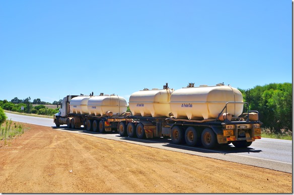 1323 solche Roadtrain begegnen einem immer wieder auf der Fahrt durch die riesen Ebenen von Nullabor