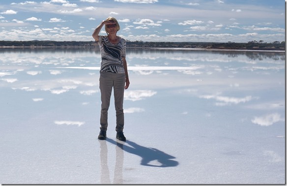 1472 es spiegelt so gut man kann meine Gaby steht an der Wasseroberfäche