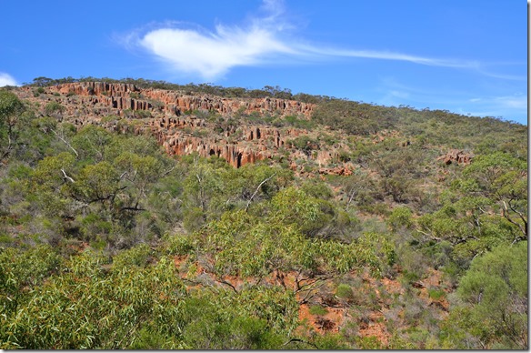 1481 hier sieht man die stehenden Blöcke gut. Im Gegensatz ist der Granit in Australien wie Bickel die aus dem Boden schauen (Uluru = heiliger Berg im Zentrum)
