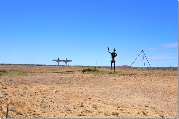 1516 pl&ouml;tzlich tauchen am Strassenrand im Outback geschweisste Monumente auf