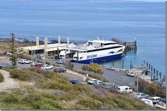 1575 die F&auml;hre auf welcher wir nach Kanguru Island &uuml;berschiffen wartet auf die G&auml;ste und Fahrzeuge