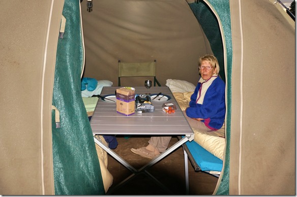 1635 das Wetter auf Kanguru Island war sehr feucht, darum mussten wir das Abendessen ins Zeltverlegen