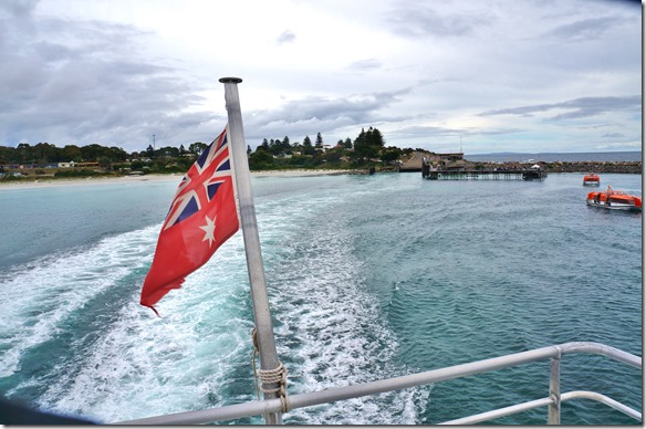 1641im Kielwasser sieht man den Hafen und die Australische Flagge, jedoch die rote Version (warum ist sie rot und nicht blau)