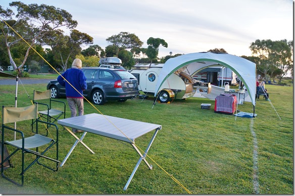 1644 unsere Nachbarin hatte einen kleinen, lustigen Wohnanh&auml;nger f&uuml;r 2 Personen zum schlafen ( und nat&uuml;rlich inkl. des Hundes)