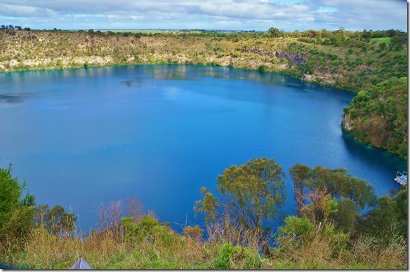 1658 der Name des Sees kommt wegen seiner blauen Farbe die ausserordentlich intensiv ist w&auml;hrend der Sommermonate November bis April