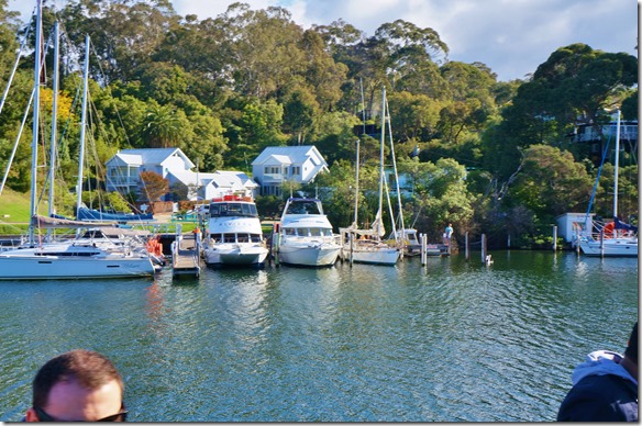 1828 wir kommen immerwieder an an sch&ouml;nen und sehr teuren H&auml;usern mit eigenem Anlegesteg vorbei