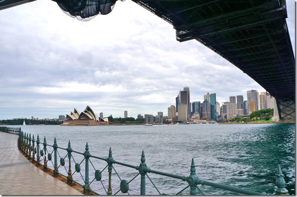 1884 unter der Harber Bridge mit Skyline und Opernhaus