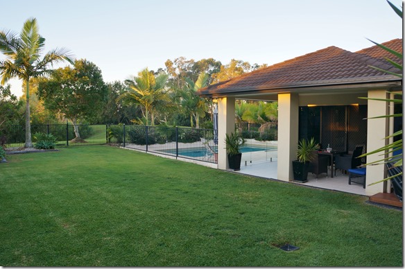 2023 niemand l&auml;uft unmittelbar am Grundst&uuml;ck vorbei und darum ist der Pool wirklich Privat