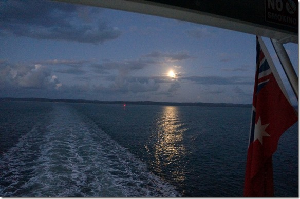 2066 wir haben Gl&uuml;ck es ist auch gerade noch Vollmond und der spiegelt sich im spiegelglatten Meer, nur das Fahrwasser zerrst&ouml;rt den Spiegel