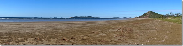 2541 hier in Yeppoon ist der Sand nicht hell sondern eher erdfarben