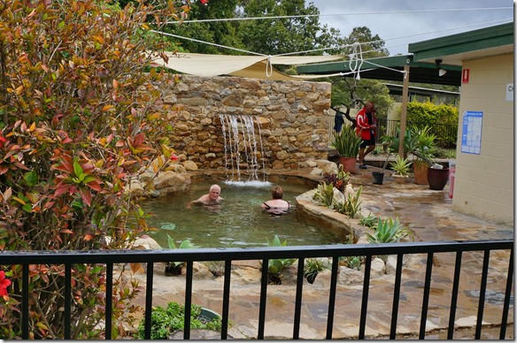 2686 das Aussen-Warmbad = und es gab 3 Indoor sprudelb&auml;der mit 25&deg;C, 35&deg; und ein Heissbad mit 45&deg;C, 