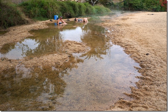 2692 diese zwei Frauen geniessen das Bad im Bach = Temeratur ca. 35&deg;C