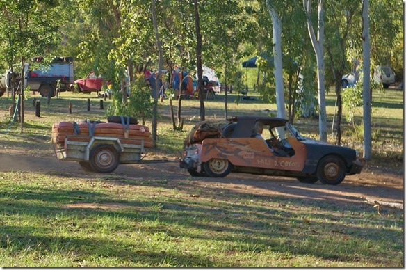 2779 in diesem Fahrzeug, das offen ist hinten und an den Seiten sitzt eine 80-jährige Grossmutter und hat Spass am Staub und dem Gerüttel (sie trägt eine Gesichtsmaske und Staubschutzbrille)