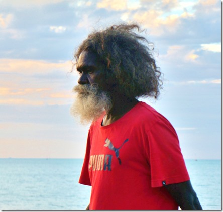 2868 es sind auch viele Aborigines auf dem Markt und machen Musik oder h&auml;ngen einfach rum