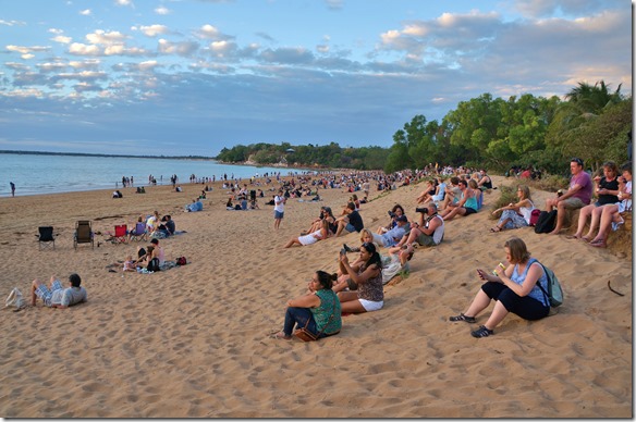 2870 der Sonnenuntergang hier in Darwin soll einer der schönstem in Australien sein = darum sind auch viele Leute am Strand und warten auf das Ereignis
