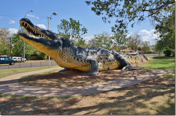 3007 ein 20 meter langes Krokodil aus Beton in Wyndham