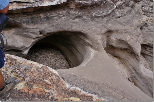 3076 eine Steinmühle eingegraben durch den Fluss 