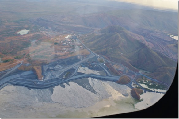 3123 nun überfliegen wir noch die Diamantenmiene welche den Abbau im Tagbau macht und jährlich ca. 70 to Diamanten schürft davon nur etwa 5% für Schmuck