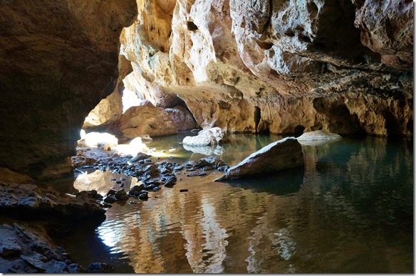 3175 bei einem Blick zurück zum Eingang in den Tunnel Creek sieht man dass wir durch Wasser waten müssen