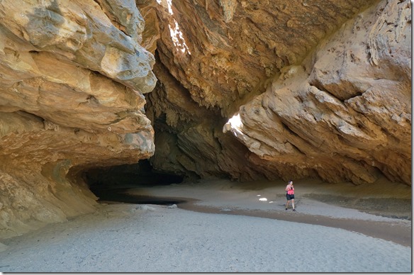 3187 wir gehen nach kurzem Aufenthalt in der Wärme ausserhalb des Tunnels wieder gerne zurück durch die Kühle