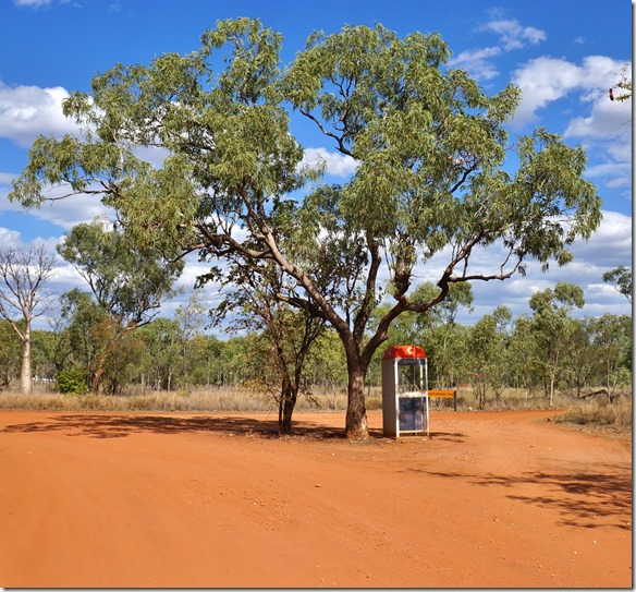 3195 man hat keinen Empfang mit dem Natel, aber für Notfälle steht hier am Campeingang eine Telefonkabine im Busch