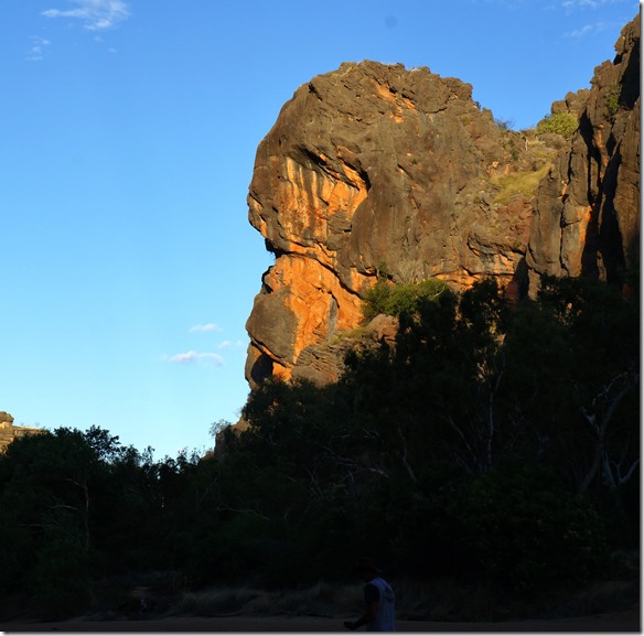 3210 durch den Sonneneinfall hat man das Gefühl hier schaut ein Urzeitmensch herunter