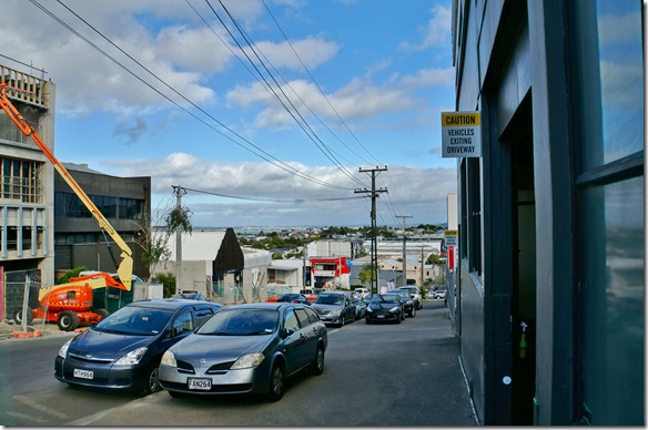 1017 diese Strasse runter gibt es ein gutes Cafe in welchem ich die Zeit des Airbagsauswechselns überbrücken konnte