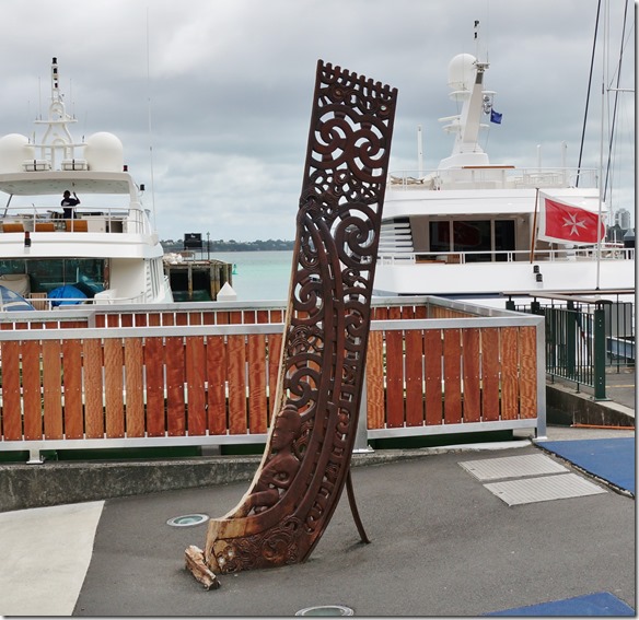 1018 ein Maori-Symbol im Hafen von Auckland