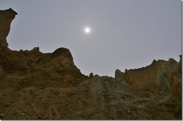 1230 die Sonne verdeckt von einer milchigen Wolkendecke = Stimmung wie in einer Mondnacht