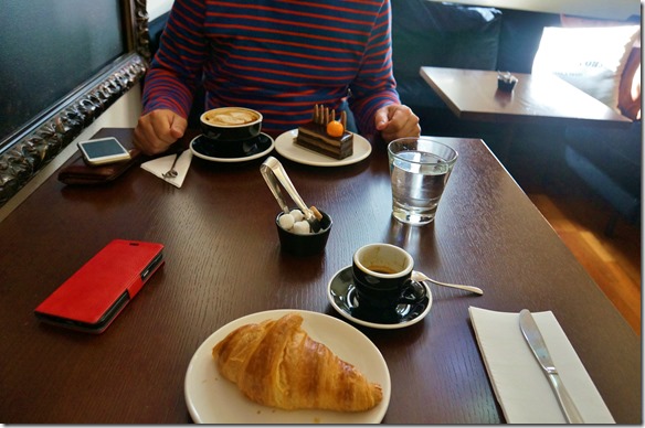 1312 von hier rufen wir Bruce Adams (Tauchpolizist) an, aber er ist auf einem Flug und kann nicht antworten