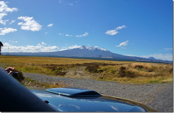 1317 auf dem Weg nach Norden fahren wir durch ein Desert und an den Schneebergen (Ngauruhoe 2291m) vorbei